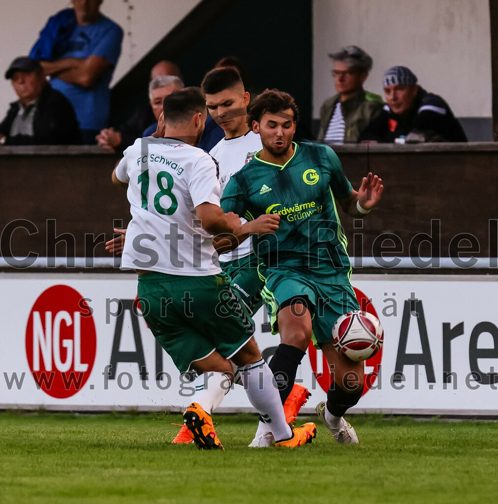 2023-09-01_017_FC_Schwaig_gegen_TSV_Gruenwald | Oberding, Deutschland, 01.09.2023:
Fußball, Landesliga Südost 2023 / 2024, 9. Spieltag, FC Schwaig gegen TSV Grünwald, Endergebnis: 3:1

Nils Ehret (FC Schwaig, #18), David Halbich (TSV Grünwald, #10)

Foto: Christian Riedel / fotografie-riedel.net