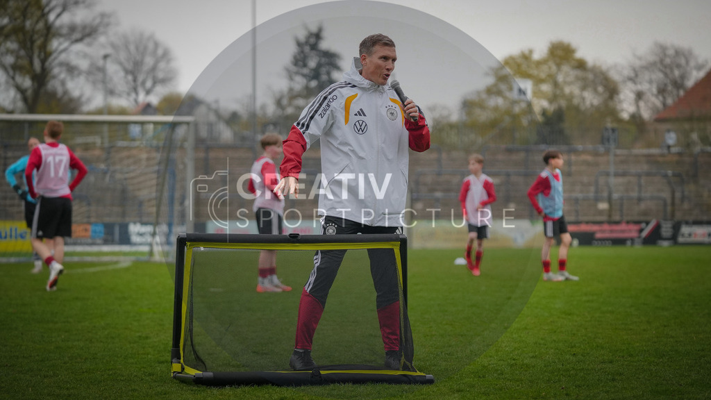 Fußball, Nachwuchs, Training, DFB, Demo-Einheit der Trainingsphilosophie Deutschland im Karl-Liebknecht-Stadion Potsdam, | Fußball, Nachwuchs, Training, DFB, Demo-Einheit der Trainingsphilosophie Deutschland im Karl-Liebknecht-Stadion Potsdam, Im Bild: Hannes Wolf (DFB) trägt ein Tor. - Realisiert mit Pictrs.com
