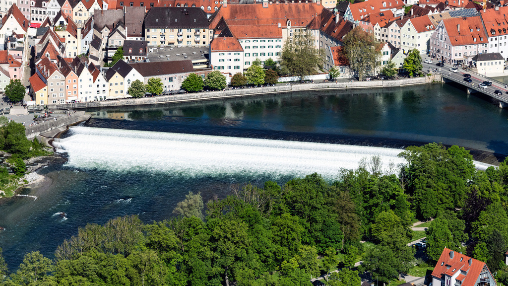 dr__0064850.jpg | LANDSBERG AM LECH 02.06.2021 Staustufe am Ufer des Flußverlauf des Lech in Landsberg am Lech im Bundesland Bayern, Deutschland. // Weir on the banks of the flux flow Lech in Landsberg am Lech in the state Bavaria, Germany. Foto: Daniel Reiter