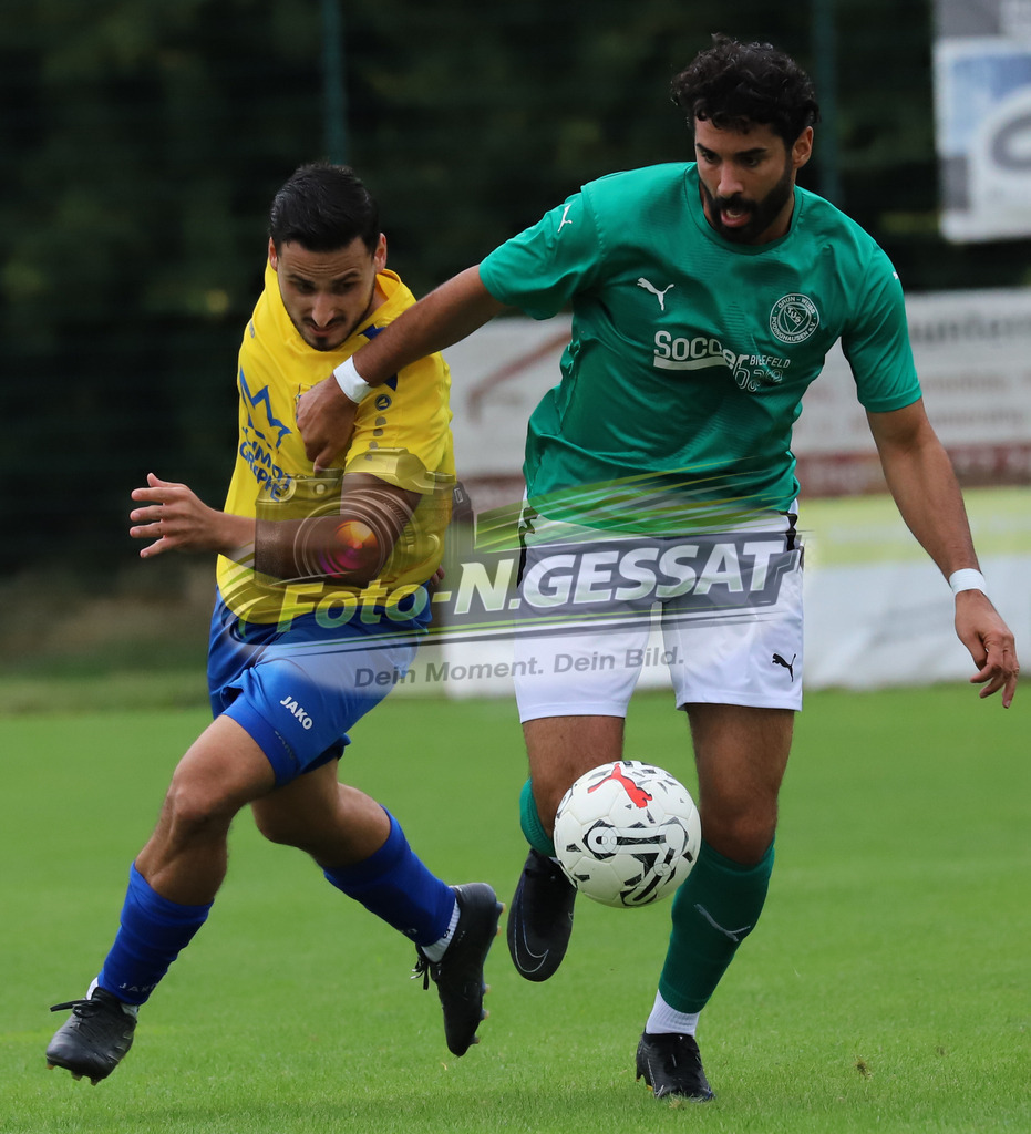 TuS GW Pödinghausen - TuS Dielingen | Auf dem Bild zu sehen: grün TuS GW Pödinghausen: Orkun Tosun ; gelb TuS Dielingen: Abdullah SeyhanTuS GW Pödinghausen, TuS Dielingen, Saison 25/26, Bezirksliga, Enger, Deutschland - Realisiert mit Pictrs.com