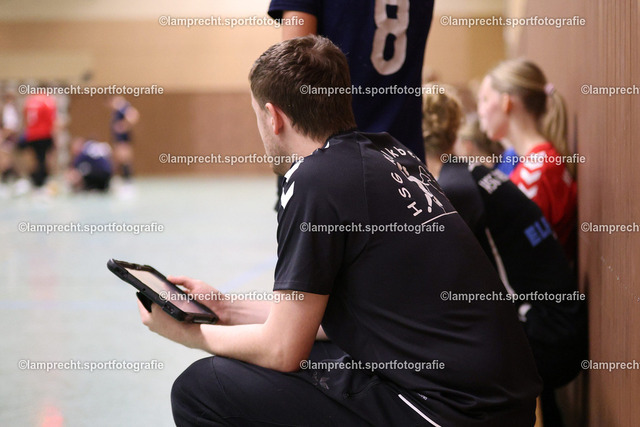 Handball I Juniorinnen I Saison 2026-2027 I Oberliga Schleswig-Holstein I 3. Spieltag I HSG Kalkberg 06 - TSV Bargteheide 090 | Levin Euler (Trainer, HSG Kalkberg 06) - Realisiert mit Pictrs.com