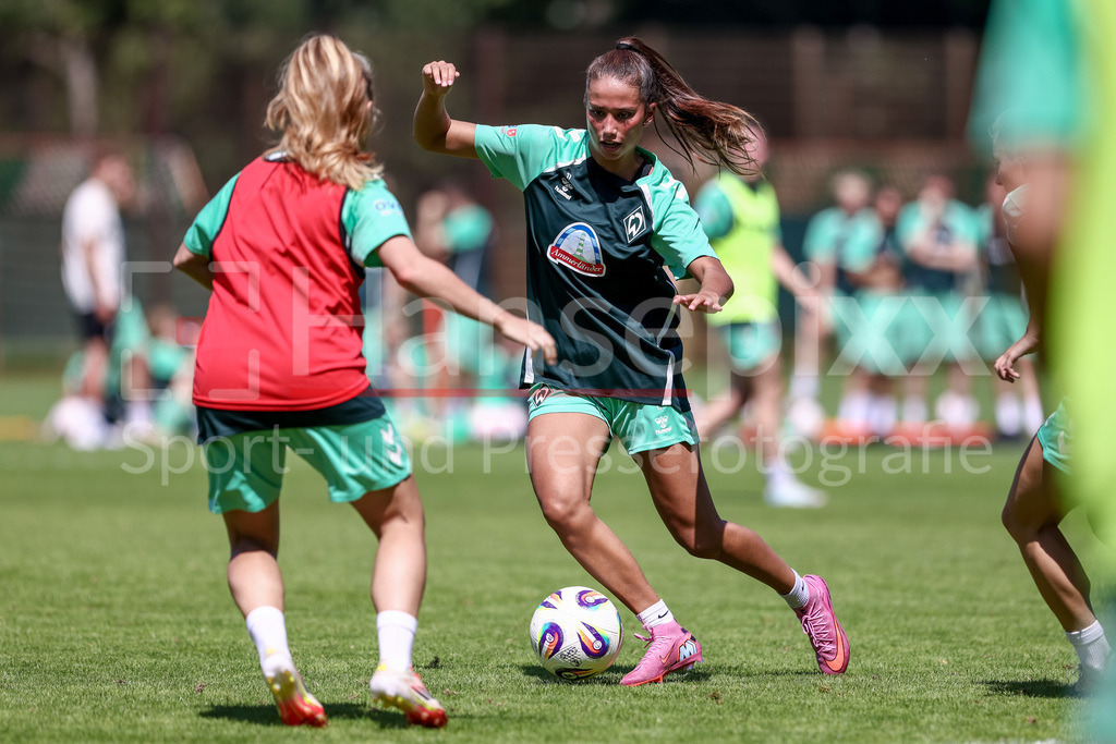 Fussball, Google Pixel Frauen-Bundesliga, Training SV Werder Bremen | Amira Dahl (SV Werder Bremen, 17) bei einer Trainingsübung