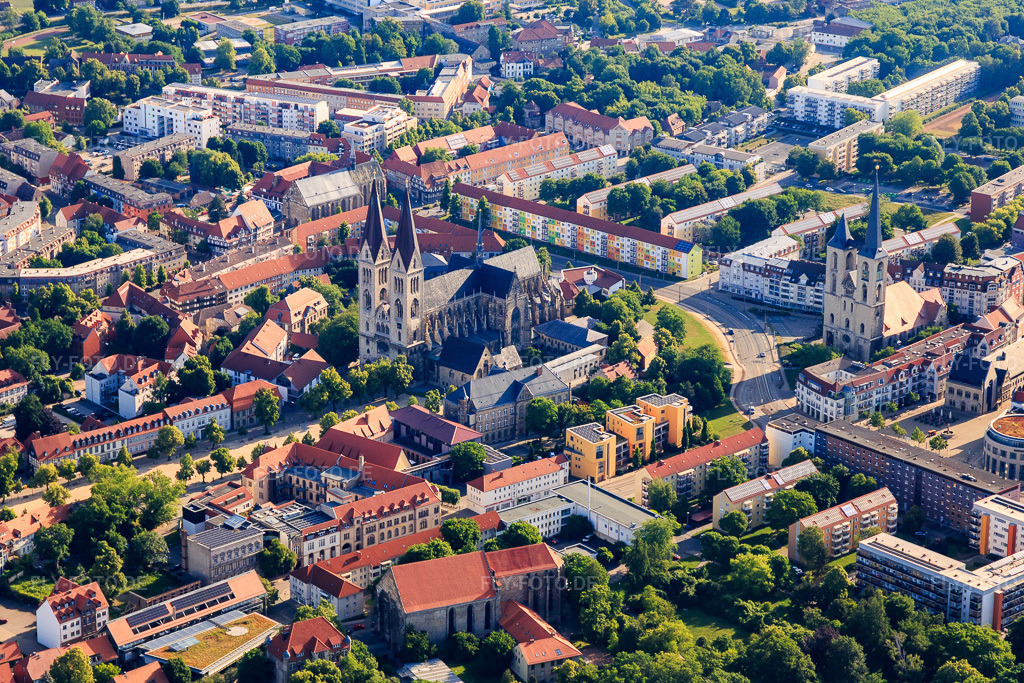 Luftbild: Kirche St. Martini und Dom und Domschatz Halberstadt im Ortsteil Diocese Halberstadt in Halberstadt im Bundesland Sachsen-Anhalt in Deutschland.Foto: IMG_148221.jpg vom 14.06.2025 durch Werner Riehm/FLY-FOTO.deEvangelische Kirchengemeinde Halberstadt - Evangelische Kirchengemeinde HalberstadtDom und Domschatz - Kulturstiftung Sachsen-Anhalt