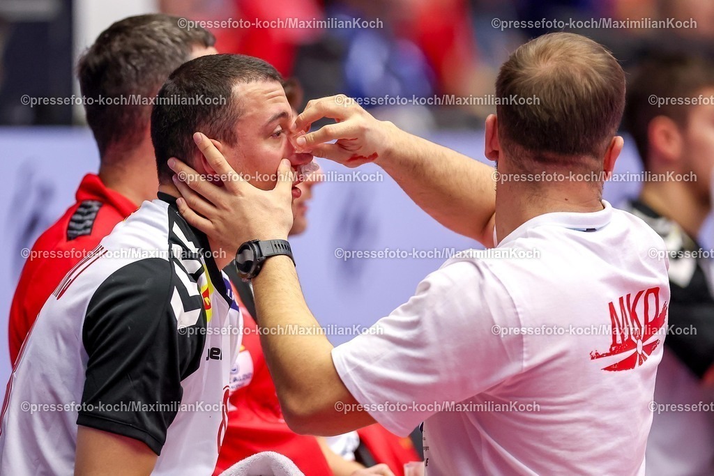 EHF20012601057 | 20.01.2026, Handball, Men's EHF EURO 2026, Nordmazedonien - Rumänien, Jyske Bank Boxen in Herning, Dänemark, Preliminary Round:  Pavle Atanasijevikj (North Macedonia #88) sitzt blutend verletzt mit Schmerzen auf dem Spielfeld und muss medizinisch versorgt werden.