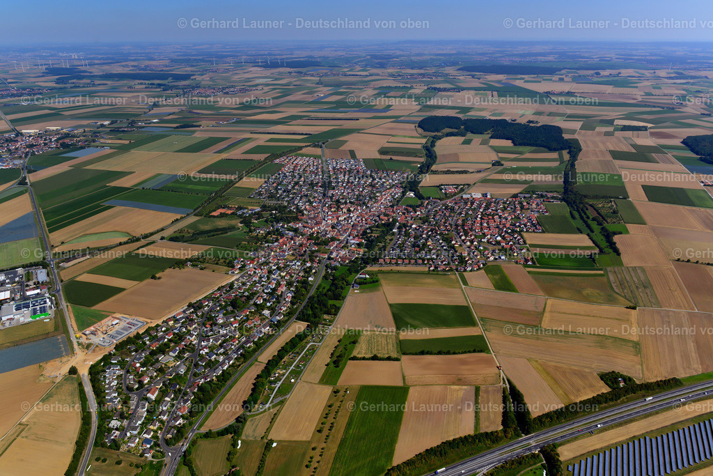 3650204 | KüRNACH 31.08.2016 Stadtgebiet mit Außenbezirken und Innenstadtbereich am Rand von landwirtschaftlichen Feldern und Ackerflächen in Kürnach im Bundesland Bayern, Deutschland // Urban area with outskirts and inner city area on the edge of agricultural fields and arable land in Kürnach in the state Bavaria, Germany Foto: Gerhard Launer