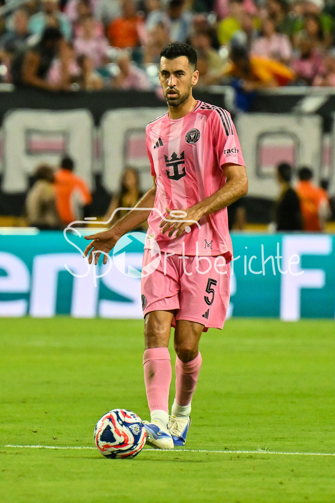 Inter Miami CF - Palmeiras Sao Paulo | am Ball Sergio BUSQUETS (Inter Miami 5) / Einzelfoto / Freisteller / FIFA Club World Cup: Inter Miami CF - Palmeiras Sao Paulo, Hard Rock Stadium am 23.06.2025 / NOT FOR SALE IN USA