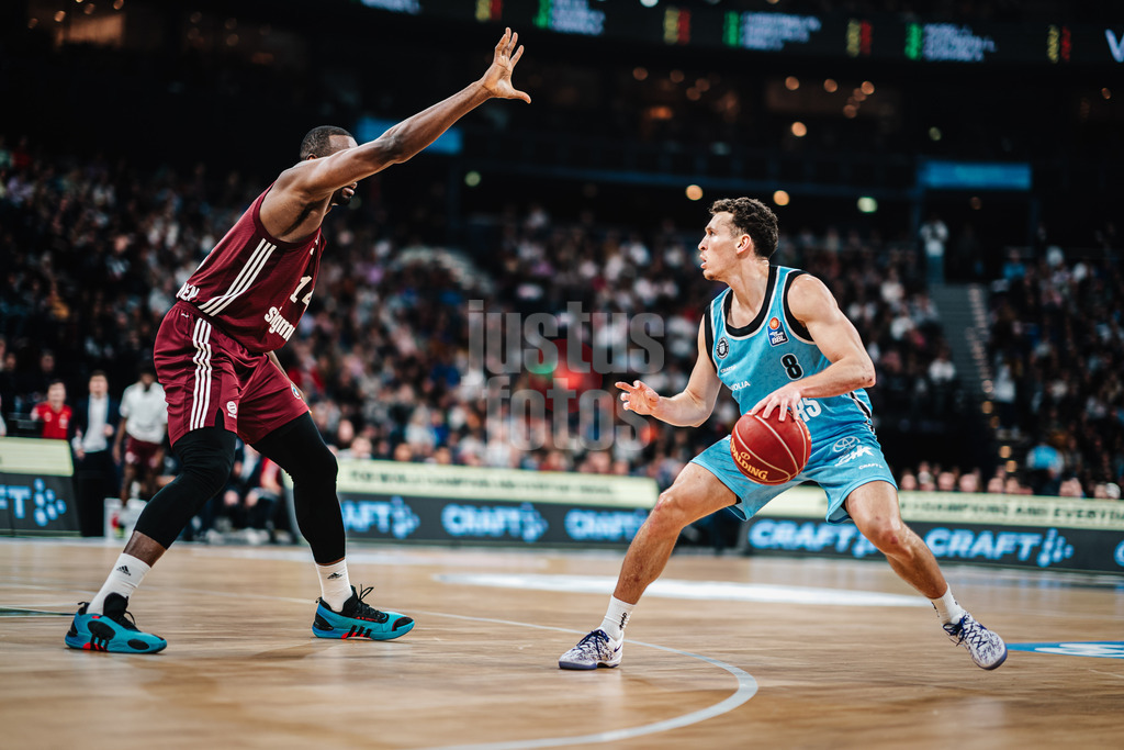 Basketball | Männer | Saison 2023/2024 | easyCredit Basketball Bundesliga | Veolia Towers Hamburg vs. FC Bayern München | 26.03.2024 | Brae Ivey (#8, Veolia Towers Hamburg) gegen Serge Ibaka (#14, FC Bayern Basketball)
