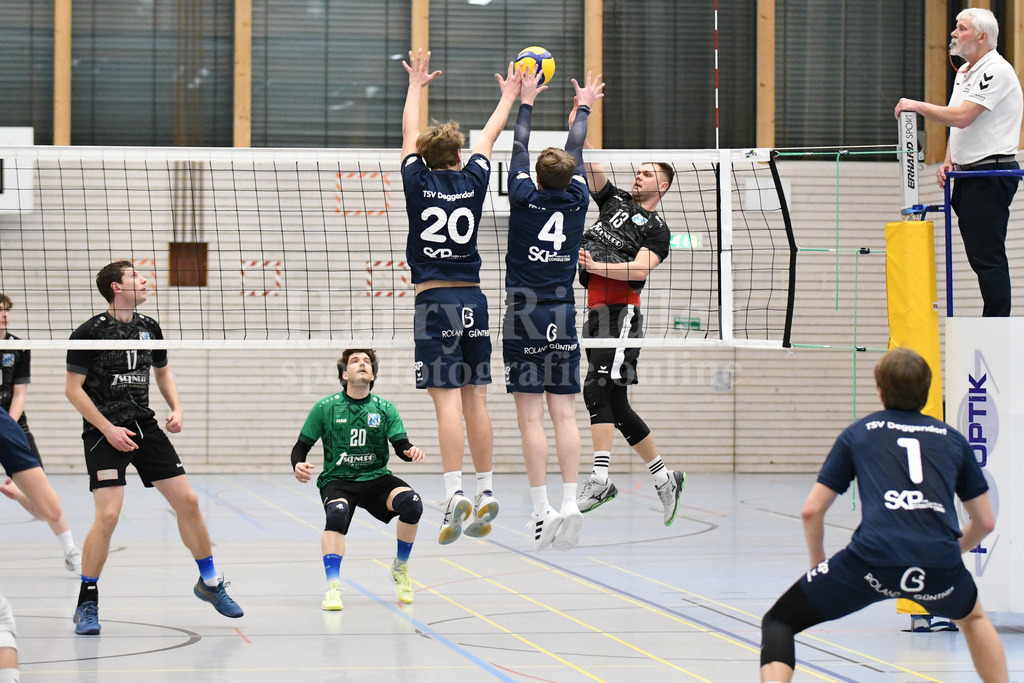 TSV Deggendorf : VC Eitting 09 | Johannes Schlosser (Mittelblocker) und Johannes Schwarz (Zuspieler/ Außenangreifer) gegen Sebastian Burgis - Realisiert mit Pictrs.com