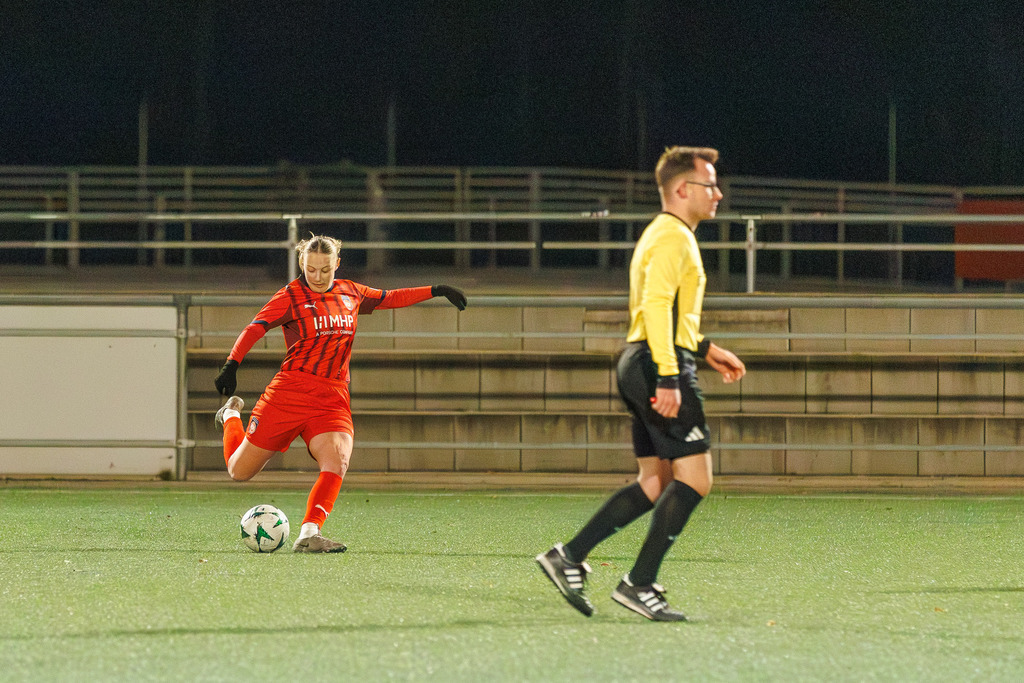 FCHFCE_251121_3778 | 1.FC Heidenheim 1846 II vs. FC Ellwangen II, Fußball, Frauen, Bezirksliga, 2025/2026, 10. Spieltag, 22.11.2025 in Heidenheim, Kunstrasen b. Voith-Arena West, Flutlichtspiel(Foto: Michael Bulling) - Realisiert mit Pictrs.com