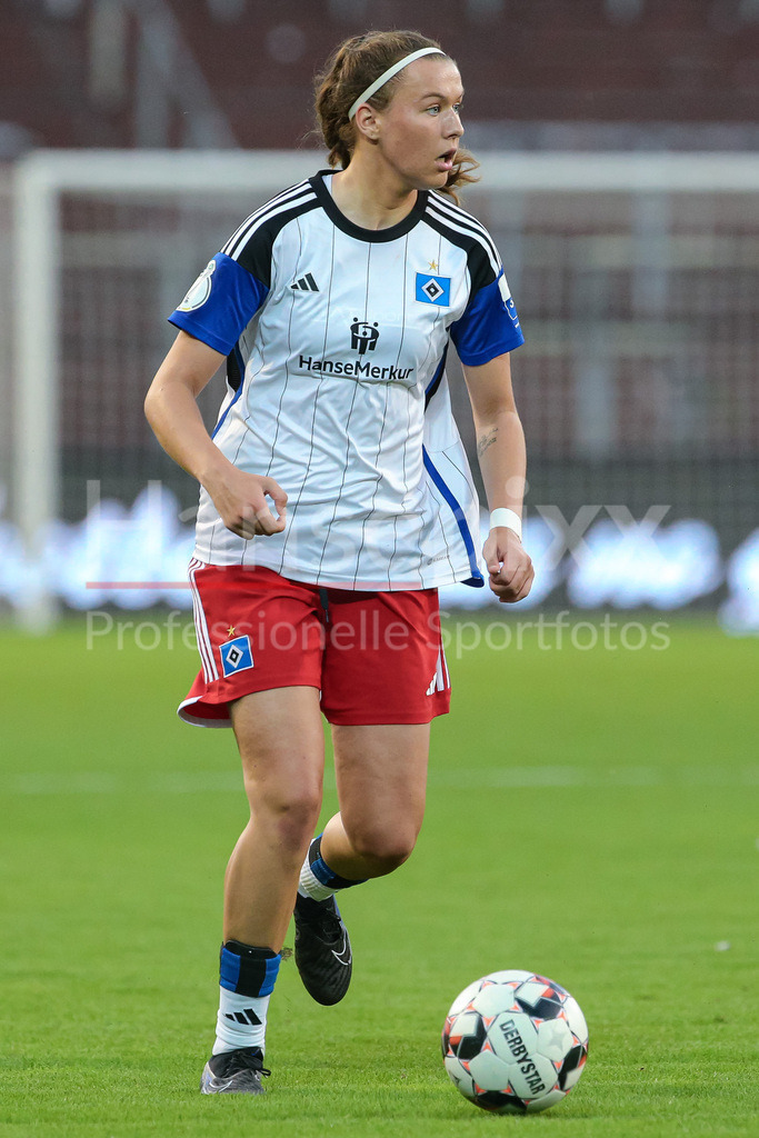 Fussball, DFB-Pokal Frauen, FC St. Pauli - Hamburger SV | v.li.: Larissa Mühlhaus (Hamburger SV, 7) Freisteller, Einzelbild, Ganzkörper, Aktion, Action, Spielszene, DIE DFB-RICHTLINIEN UNTERSAGEN JEGLICHE NUTZUNG VON FOTOS ALS SEQUENZBILDER UND/ODER VIDEOÄHNLICHE FOTOSTRECKEN. DFB REGULATIONS PROHIBIT ANY USE OF PHOTOGRAPHS AS IMAGE SEQUENCES AND/OR QUASI-VIDEO.