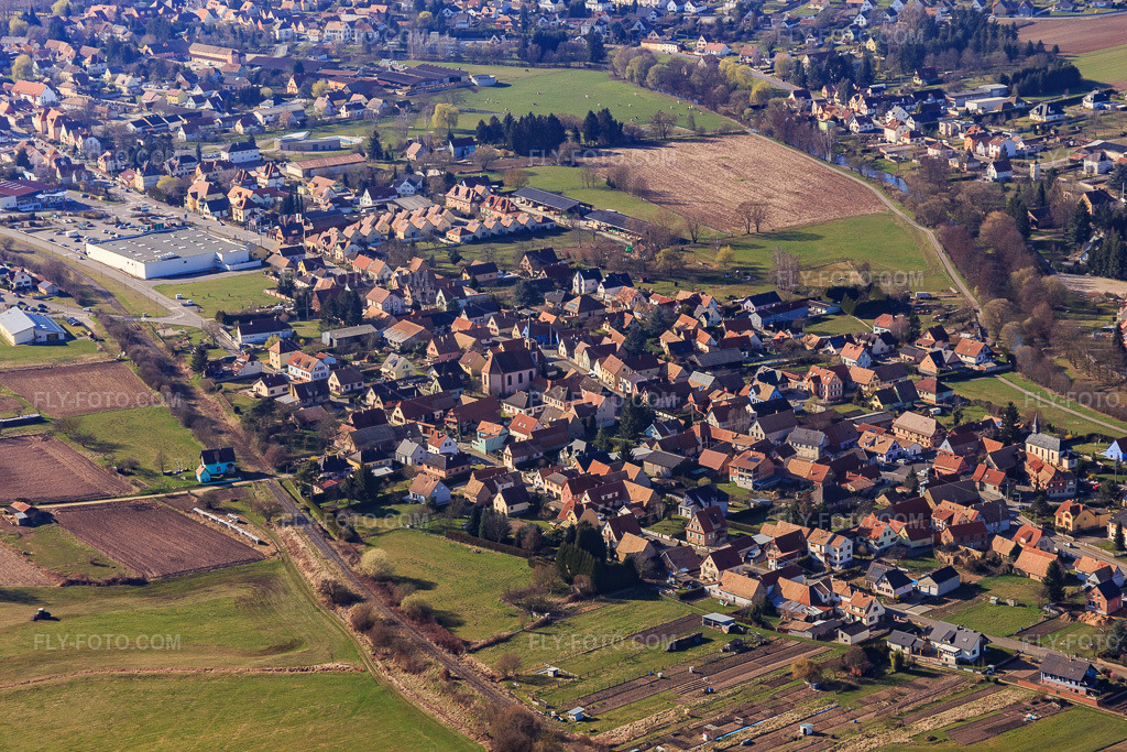 Aerial view: Grand Rue from the southeast in Niedermodern in the state Bas-Rhin, France. – Photo: IMG_097491.jpg taken on 03/16/2017 by Werner Riehm/FLY-FOTO.com – Resolution of the original: 5237 x 3491 px