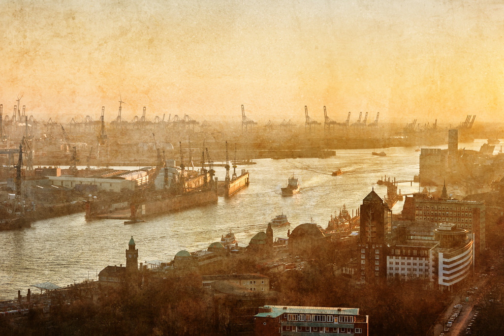 10260212 - Traumhafter Horizont | Blick über die Landungsbrücken und den Hamburger Hafen. Die leichte Struktur verschafft dem Bild einen leicht verträumten malerischen Look.