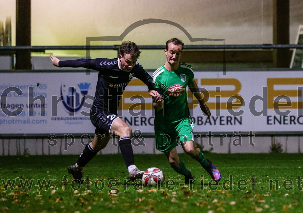 2023-11-03_057_FC_Schwaig_gegen_TuS_Holzkirchen | Oberding, Deutschland, 03.11.2023:
Fußball, Landesliga Südost 2023 / 2024, 19. Spieltag, FC Schwaig gegen TuS Holzkirchen, Endergebnis: 4:1

Simon Georgakos (FC Schwaig, #26), Leonhard Gerg (TuS Holzkirchen, #2)

Foto: Christian Riedel / fotografie-riedel.net