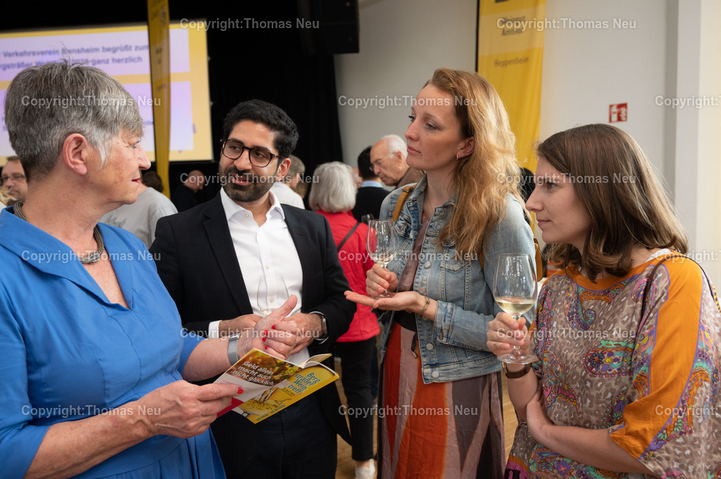 DSC_5395 | bbe. Bensheim, Bürgerhaus, Bergsträßer Werintreff, Minister Kaweh Mansoori , hier mit Christine Klein (links)  Josefine Koebe und Julia Hamm (rechts) , , Bild: Thomas Neu