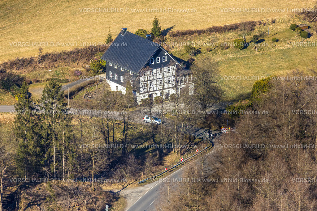 Kirchhundem250308401Welschen-Ennest | Luftbild, Straßenverkehr mit PKW und Motorrad am Fachwerkhaus in Welschen Ennest, Kirchhundem, Sauerland, Nordrhein-Westfalen, Deutschland