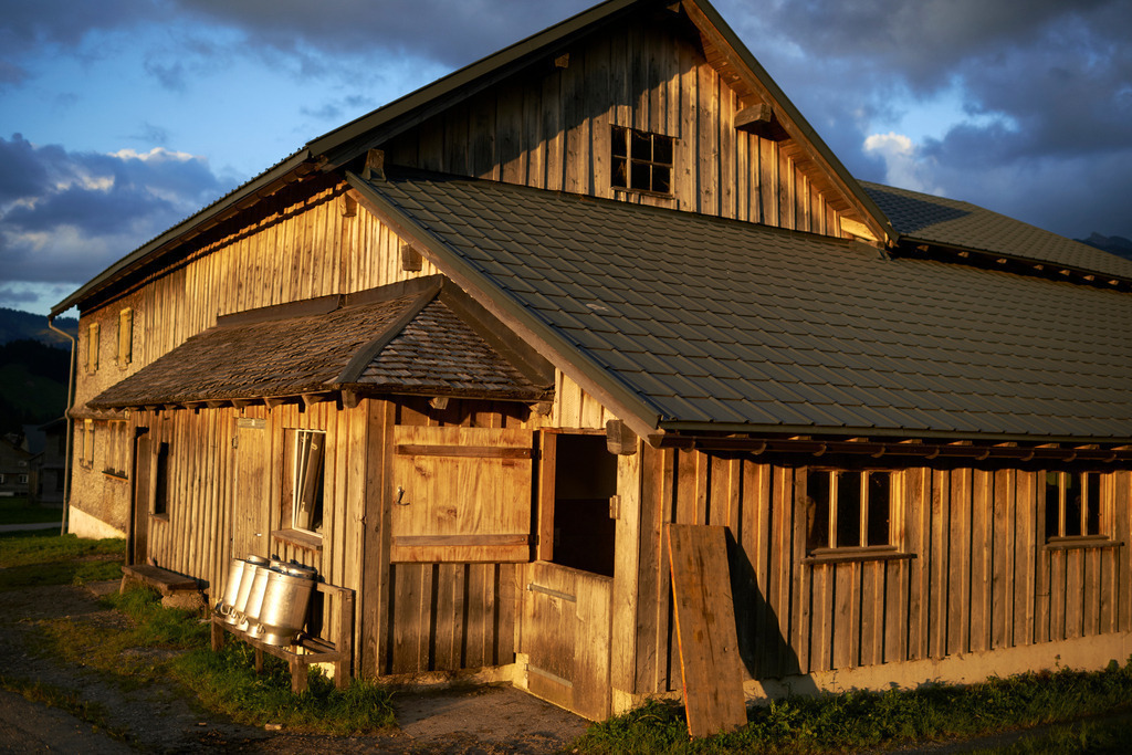 Bauernhof mit Milchkannen | Schoenenbach, Austria - September 08, 2015: Bauernhof mit Milchkannen. - Realisiert mit Pictrs.com