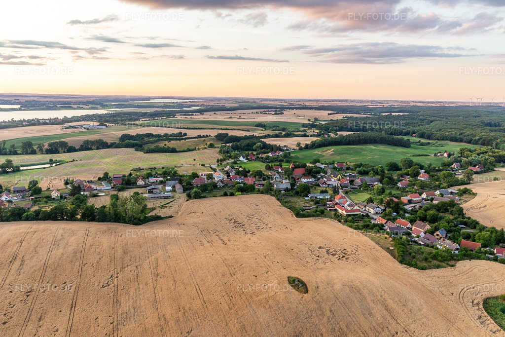Luftbild: Ortsansicht von Norden im Ortsteil Melzow in Oberuckersee im Bundesland Brandenburg in Deutschland. Foto: IMG_116353.jpg vom 17.07.2019 durch Werner Riehm/FLY-FOTO.de