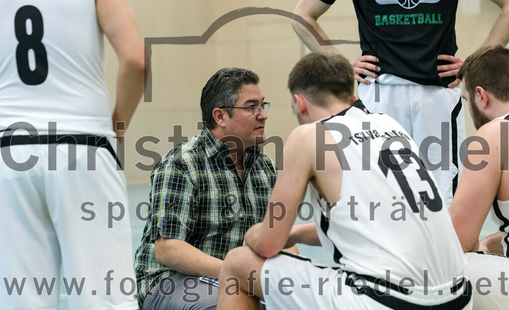 2023-03-26_002_TSV_Vaterstetten_gegen_Wacker_Knights_Burghausen | Vaterstetten, Deutschland, 26.03.2023:
Basketball, Bayernliga Herren Südost 2022 / 2023, 17. Spieltag, TSV Vaterstetten gegen Wacker Knights Burghausen, Endergebnis: 

Trainer Daniel Paz (TSV Vaterstetten), Konstantin Huber (TSV Vaterstetten, #13)

Foto: Christian Riedel / fotografie-riedel.net