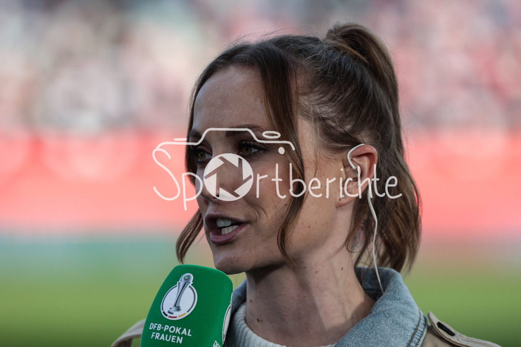 FC Bayern München Damen - Eintracht Frankfurt Damen | SKY Moderatorin Nele SCHENKER am Mikro /