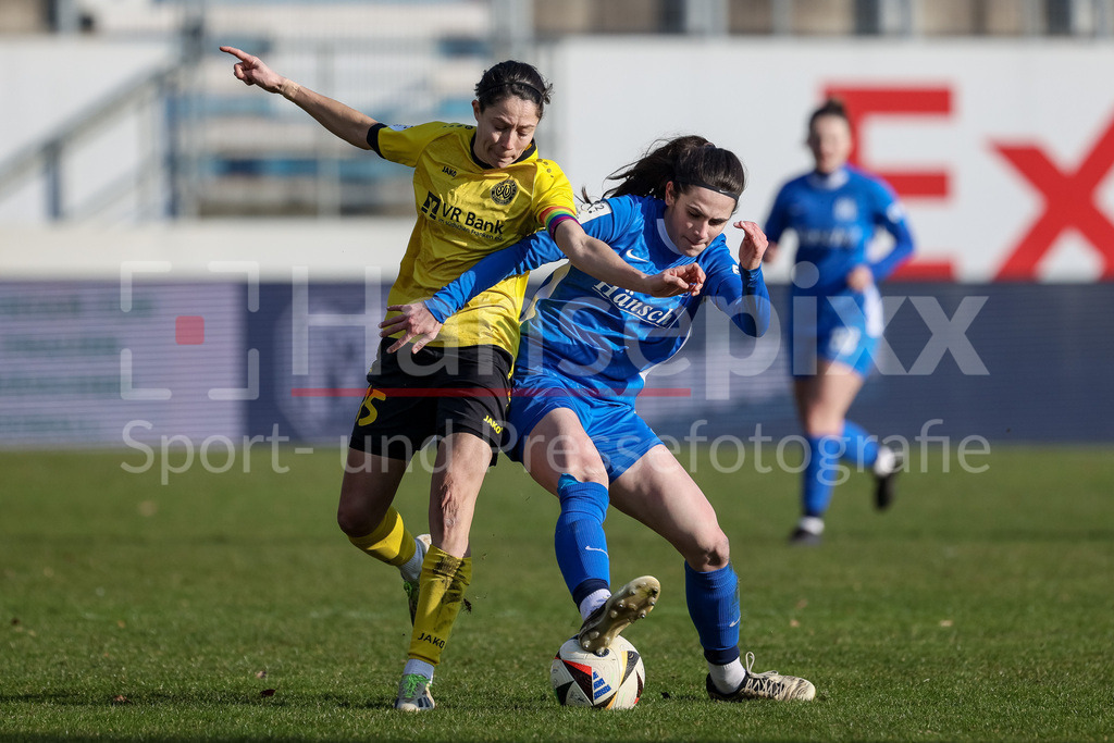 Fussball, 2. Frauen-Bundesliga, SV Meppen - SV 67 Weinberg | v.li.: Annika Kömm (SV 67 Weinberg, 15) und Marie Bleil (SV Meppen, 7) im Zweikampf, Duell, Dynamik, Aktion, Action, Spielszene, DIE DFB-RICHTLINIEN UNTERSAGEN JEGLICHE NUTZUNG VON FOTOS ALS SEQUENZBILDER UND/ODER VIDEOÄHNLICHE FOTOSTRECKEN. DFB REGULATIONS PROHIBIT ANY USE OF PHOTOGRAPHS AS IMAGE SEQUENCES AND/OR QUASI-VIDEO.
