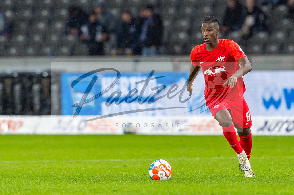 BSCRBL20220220_201 | Fussball, Herren: Amadou Haidara (RB Leipzig) in Aktion, am Ball, Einzelaktion bei dem Spiel der 1. Bundesliga zwischen Hertha BSC und RB Leipzig im Olypiastadion am 20.02.2022 in Berlin, Deutschland.DFB / DFL REGULATIONS PROHIBIT ANY USE OF PHOTOGRAPHS AS IMAGE SEQUENCES AND/OR QUASI-VIDEO. - Realisiert mit Pictrs.com