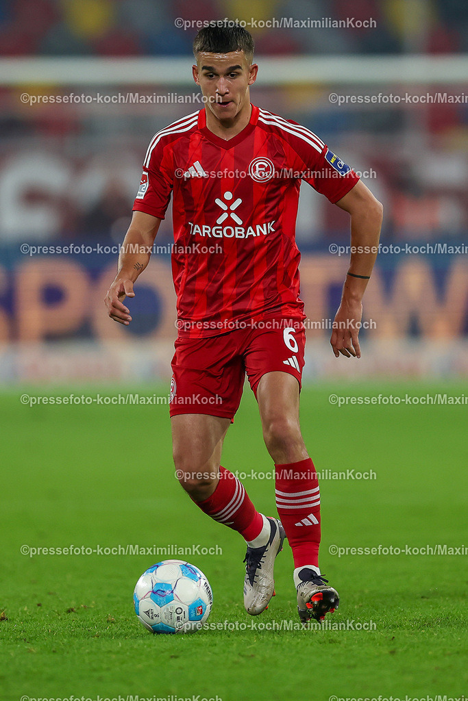 Due0911240109602165 | 09.11.2024, Fußball, Fortuna Düsseldorf - SC Paderborn 07, 2. Bundesliga, Merkur Spiel-Arena, Saison 2024 2025: Giovanni Haag (Fortuna Düsseldorf #6) DFB regulations prohibit any use of photographs as image sequences and or quasi-video.