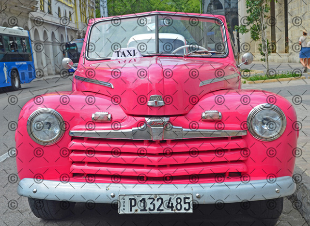 RGE_9506 | Amerikanischer Oldtimer restauriert als Taxi, wartet in Havanna auf Touristen.  Fotograf: Ralf Gebhardt - Realisiert mit Pictrs.com