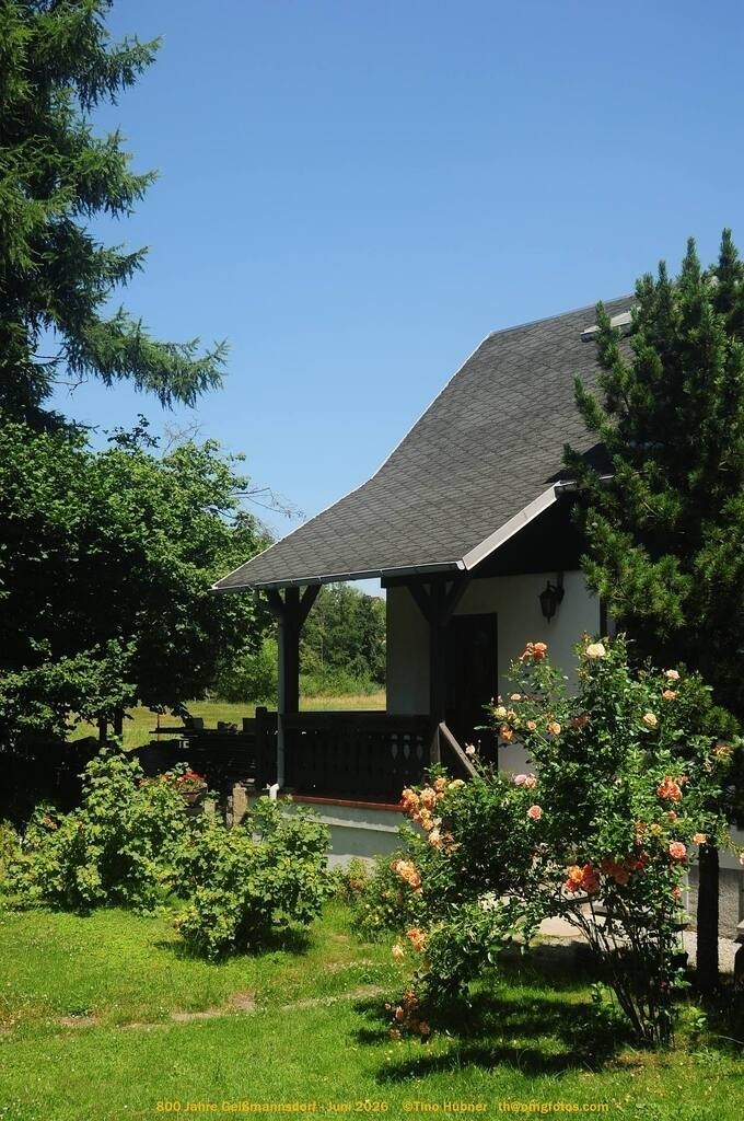 Geißmannsdorf-2026-Ortsbilder-448 | Geißmannsdorf bei Bischofswerda im Sommer 2026. Ein fotografischer Streifzug durch das Dorf Geißmannsdorf, mit Gebäuden, Straßen, Strohpuppen und geschmückten Vorgärten und Grundstücken anlässlich der 800-Jahr-Feier von Geißmannsdorf im Juni 2026 - Realisiert mit Pictrs.com