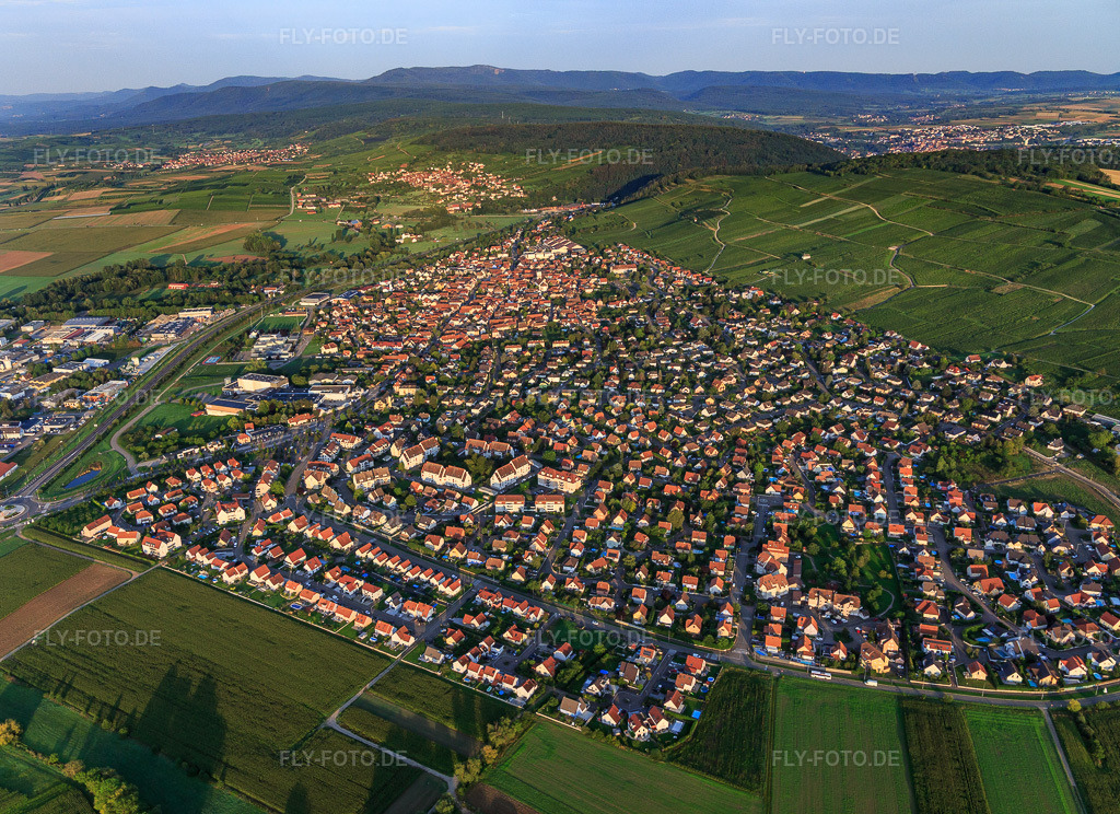 Luftbild: Ortsansicht von Osten in Marlenheim im Bundesland Bas-Rhin in Frankreich. – Foto: IMG_138028.jpg vom 19.08.2023 durch Werner Riehm/FLY-FOTO.de – Auflösung des Originals: 5022 x 3648 px