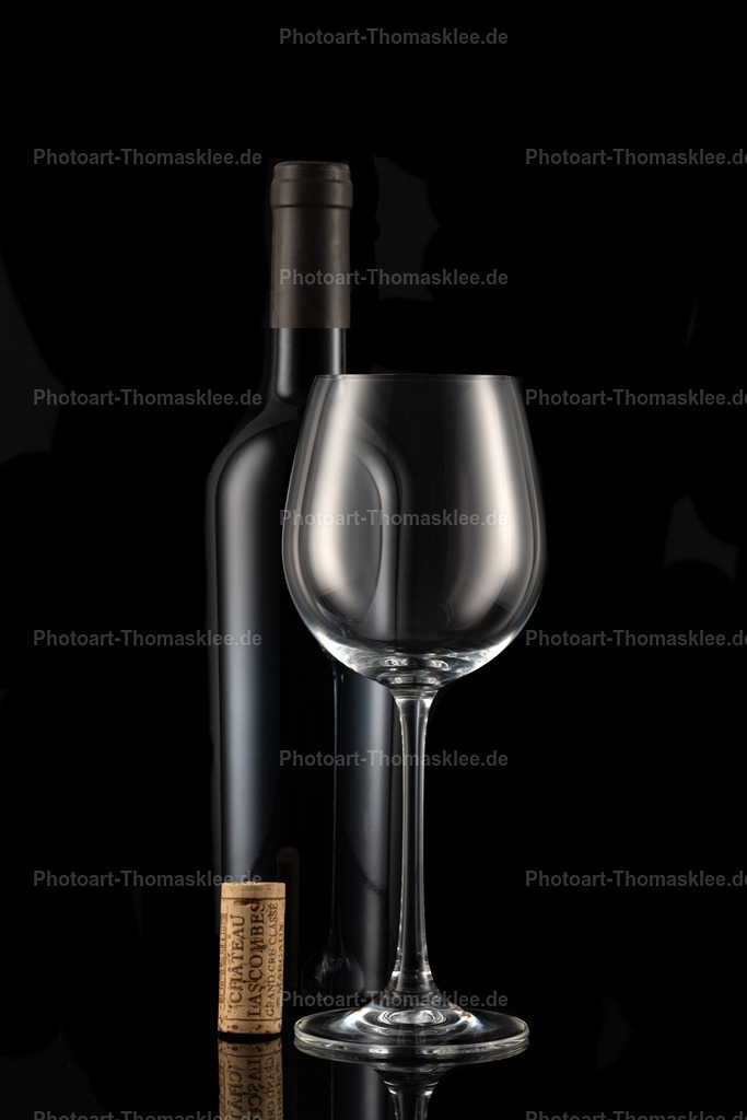 Weinflasche mit Glas und Korken - Elegantes Stillleben | Ein klassisches Weinstillleben zeigt die perfekte Harmonie zwischen Flasche, Glas und Korken vor tiefschwarzer Kulisse. Der Naturkorken mit seinen charakteristischen Prägungen liegt dekorativ neben dem bauchigen Weinglas. Die schlichte Eleganz der Anordnung betont die Schönheit der einzelnen Elemente. Sanfte Lichtführung erzeugt stimmungsvolle Kontraste und verleiht der Komposition eine luxuriöse Ausstrahlung. Ideal für edle Weinpräsentationen oder anspruchsvolle Wandgestaltung. - Realisiert mit Pictrs.com