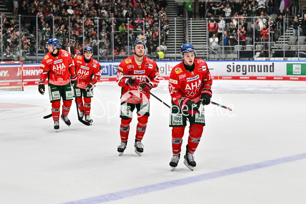 Augsburger Panther - Iserlohn Roosters | Jubel der Panther nach dem Treffer zum 4-1 durch D. J. BUSDEKER (Augsburger Panther #14) / Tor / Torschuetze / Freude / Happy / Penny DEL: Augsburger Panther - Iserlohn Roosters; Curt Frenzel Stadion am 21.09.2025