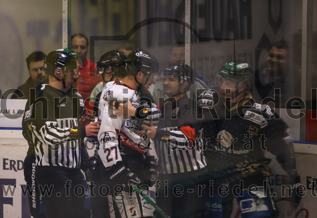 2024-03-15_107_TSV_Erding_gegen_EHC_Koenigsbrunn | Erding, Deutschland, 15.03.2024:
Eishockey, Bayernliga Playoffs 2023 / 2024, 3. Spieltag, TSV Erding gegen EHC Königsbrunn, Endergebnis: 3:4 n. V.

Toms Prokopovics (EHC Königsbrunn, #27), Thomas Plihal (Erding Gladiators, #39)

Foto: Christian Riedel / fotografie-riedel.net