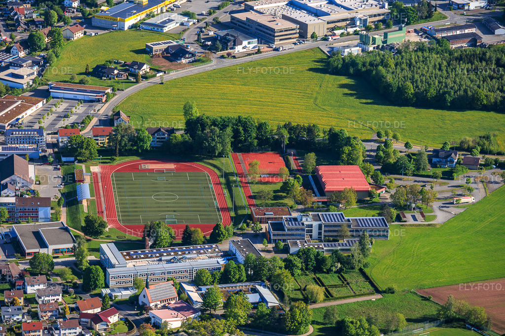 Luftbild: Kreissporthalle, SV Sulgen Kunstrasenplatz, around school und Berufsschulzentrum Gewerbliche Schulen im Ortsteil Sulgen in Schramberg im Bundesland Baden-Württemberg in Deutschland.Foto: IMG_156365.jpg vom 17.05.2026 durch Werner Riehm/FLY-FOTO.deAuflösung des Originals: 6000 x 4000 pxAroundSchool - KontaktBerufliche Schulen Schramberg: Berufliche Schulen Schramberg