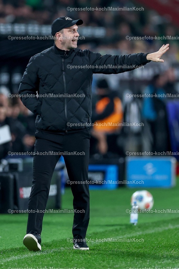 BMG28112501034 | 28.11.2025, Fußball, Borussia Mönchengladbach - RB Leipzig, 1. Fußball Bundesliga, 12.Spieltag, Borussia-Park, Saison 2025 2026: Cheftrainer Ole Werner (RB Leipzig #hc) gestikulierend am Spielfeldrand  DFB regulations prohibit any use of photographs as image sequences and or quasi-video.
