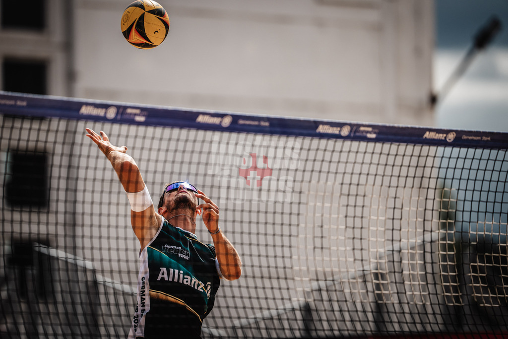 Beachvolleyball | Männer | Allianz German Beach Tour 2025 | Tourstop Berlin | 22.08.2025 | Jonas Sagstetter beim Angriff