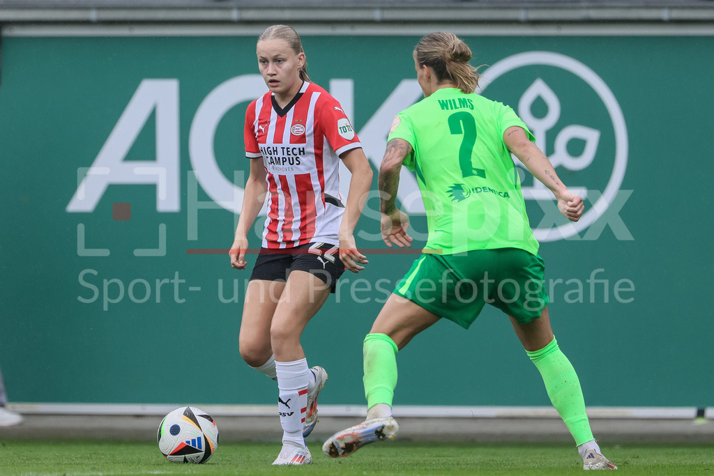 Fussball, Testspiel Frauen, VfL Wolfsburg - PSV Eindhoven | v.li.: Ranneke Derks (PSV Eindhoven, 22) und Lynn Wilms (VfL Wolfsburg, 2) im Zweikampf, Duell, Dynamik, Aktion, Action, Spielszene