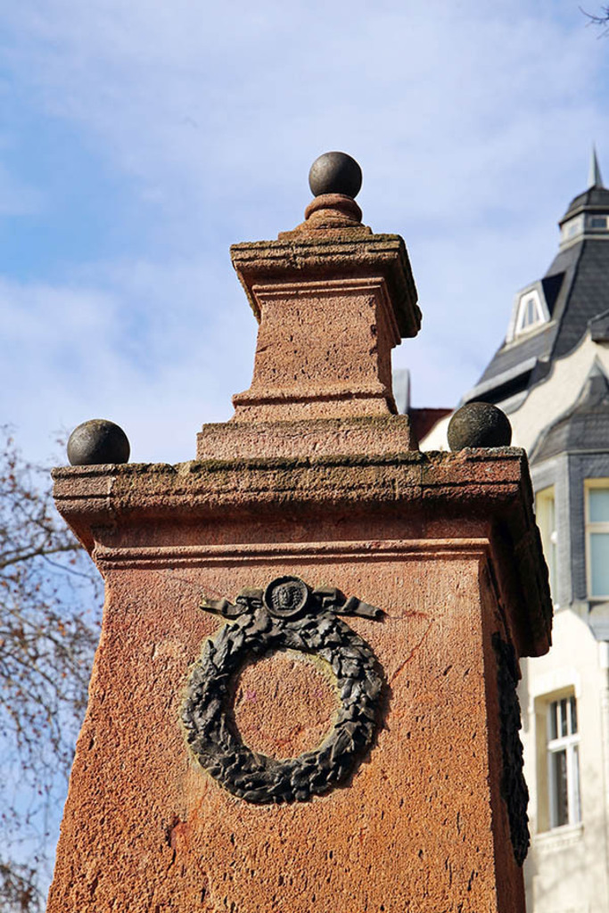 Foto: Leipzig - Kugeldenkmal mit Ehrenkranz | Das Team hinter BILDLEXIKON LEIPZIG bündelt historische wie aktuelle Informationen über die Stadt Leipzig in Text und Bild auf einer Plattform und stellt diese der interessierten Öffentlichkeit zur Verfügung.