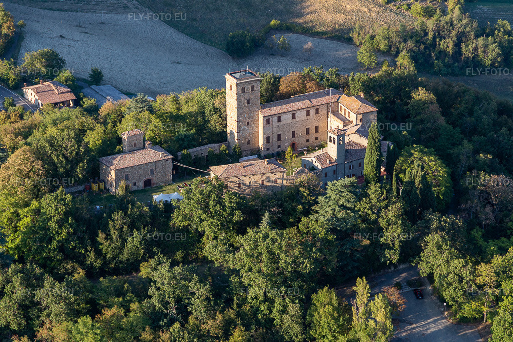 Vue aérienne: Château de Montegibbio Château de Montegibbio à le quartier Il Poggio in Sassuolo dans le département Modena, Italie. Photo: IMG_134654.jpg prise le 19/09/2022 par Werner Riehm/FLY-FOTO.eu – Résolution de l'original: 5472 x 3648 px – Castello Di Montegibbio