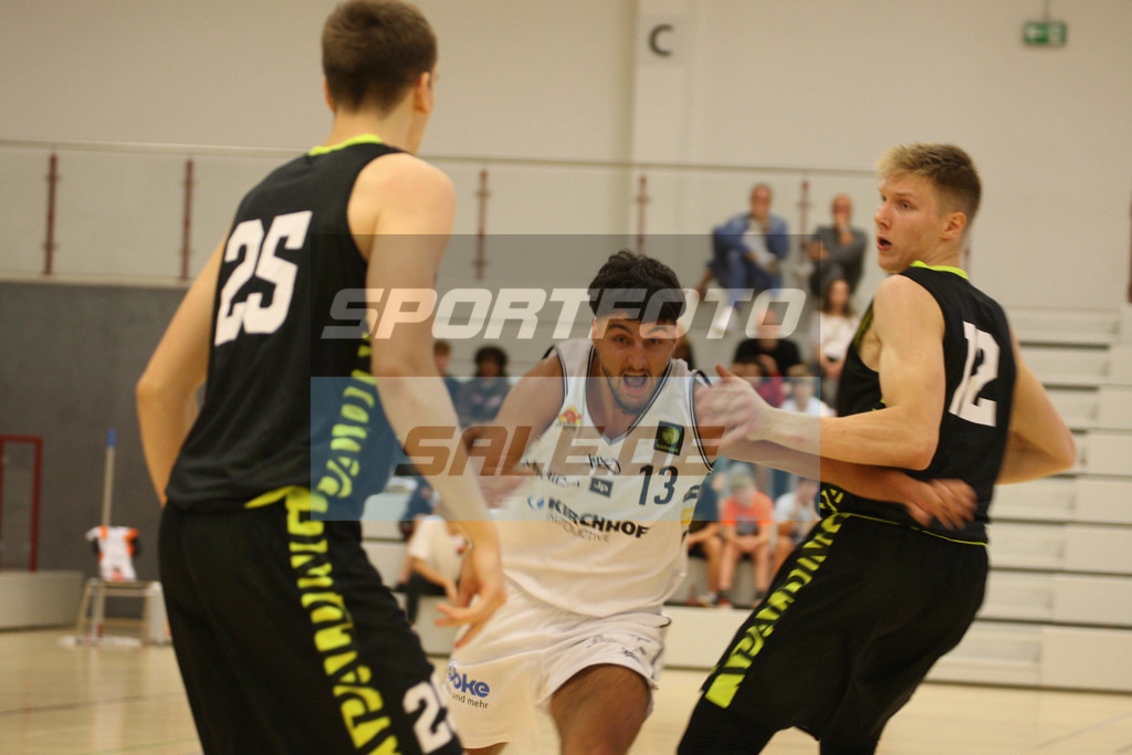 Iserlohn Kangaroos - Phoenix Hagen | Elias Marei (Mitte) gegen Lorenz Bank und Kyle Castlin (rechts) - Realisiert mit Pictrs.com