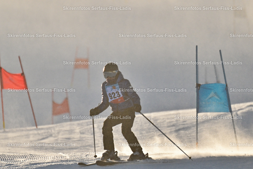 SRF_25.12.2025_0341 | Skirennfotos,Serfaus,Fiss,Ladis,Kinderskirennen,Winter,Tirol,Oberland,skirace,SFL,feelfree,weil wir's genießen,ski,Ski,skifahren,Sonnenplateau, - Realisiert mit Pictrs.com