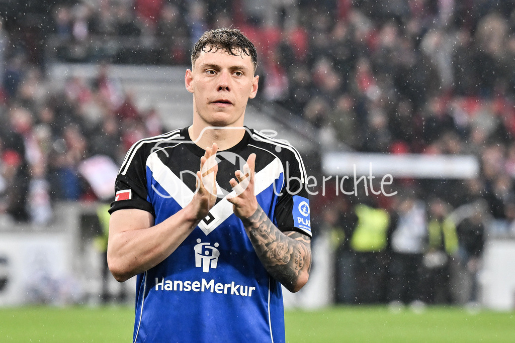 VfB Stuttgart - Hamburger SV | STUTTGART, GERMANY - 12. APRIL: the team from Hamburg thanks the Fans who travelling with them after the Bundesliga Match between VfB Stuttgart vs. Hamburger SV on Matchday 29 at MHP Arena / DFL REGULATIONS PROHIBIT ANY USE OF PHOTOGRAPHS AS IMAGE SEQUENCES AND/OR QUASI-VIDEO / Nicolai REMBERG (Hamburger SV 21)