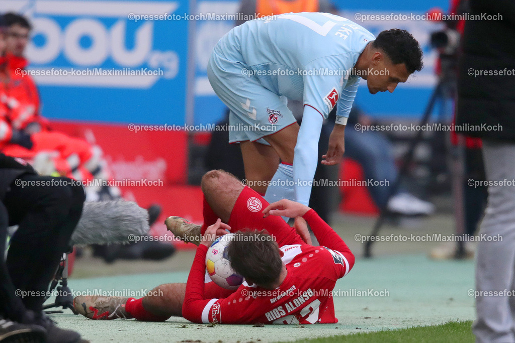 RWE06012401010 | 06.01.2024, Essen, Fußball, Herren, Stadion an der Hafenstraße, Testspiel, Rot-Weiss Essen – 1. FC Köln:  Jose-Enrique Rios-Alonso (Rot-Weiss Essen) landet nach dem Zweikampf gegen Davie Selke (1.FC Köln) im Aus.. 
DFB regulations prohibit any use of photographs as image sequences and or quasi-video.