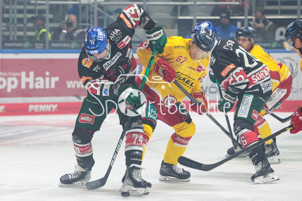 Augsburger Panther - Duesseldorfer EG | Vincent SAPONARI (AEV #74) im Duell mit Bernhard EBNER (DEG #67)