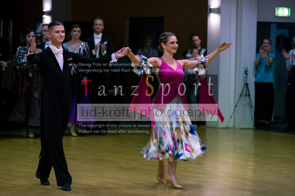 20250906_LM_By_HGR-S-Std_7110 | Tanzsportbilder, Standardtanz, Lateintanz, WDSF, DTV, LTVB, dancecomp, goc, hessen tanzt, blaues band der spree, walzer, tango, wiener walzer, slowfox, quickstepp, samba, rumba, cha-cha-cha, paso doble. jive, hd-kroft photography, turniertanzsport
