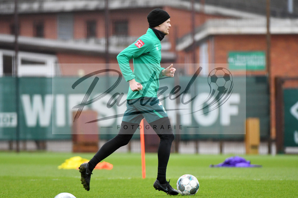 20200227_TRASVW_0068 | Fussball, Herren: Christian Gross (Werder Bremen) in Aktion, am Ball, Einzelaktion waehrend der Trainingseinheit des SV Werder Bremen auf dem Trainingsplatz am wohninvest Weserstadion am 27.02.2020 in Bremen, Deutschland. - Realisiert mit Pictrs.com