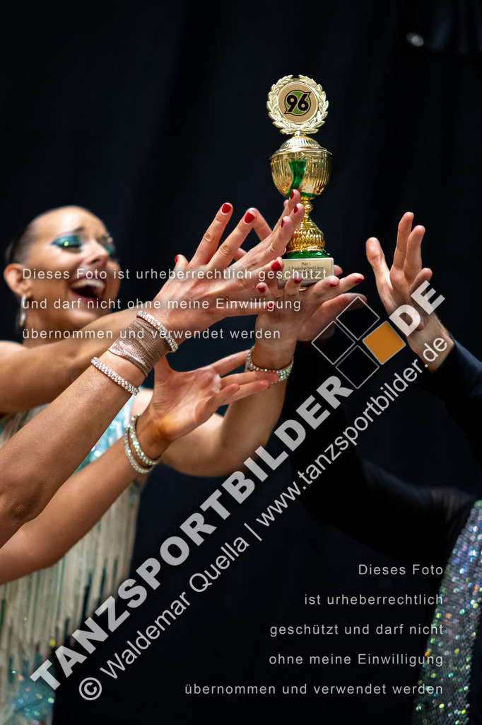20250222-11927 | Hier finden Sie Tanz Bilder vom Latein und Standard Formationen tanzen. Sportbilder vom Tanzsport. Schöne Fotos und von Weltmeisterschaft, Europameisterschaft, Bundesliga, Regionalliga, Oberliga und Landesliga sowie von GOC Stuttgart, DanceComp, WM Bremen