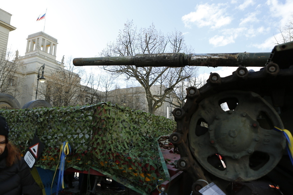 Deutschland: Panzerwrack aus der Ukraine vor der russischen Botschaft in Berlin | Deutschland, Berlin, 26.02.2023. Ein Panzerwrack steht seit dem Jahrestag des russischen Angriffs auf die Ukraine vor der russischen Botschaft in Berlin-Mitte. Der zerstörte Panzer vom Typ T-72 vor dem Gebäude Unter den Linden als Mahnmal gegen den Krieg stehen.