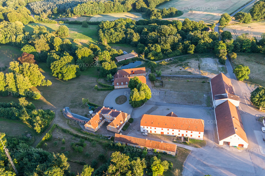 Aerial view: Klintholm Mon (DK), Klintholm Gods in Borre in the state Zealand, Denmark. – Photo: IMG_108724.jpg taken on 07/04/2018 by Werner Riehm/FLY-FOTO.com – Resolution of the original: 4223 x 2815 px