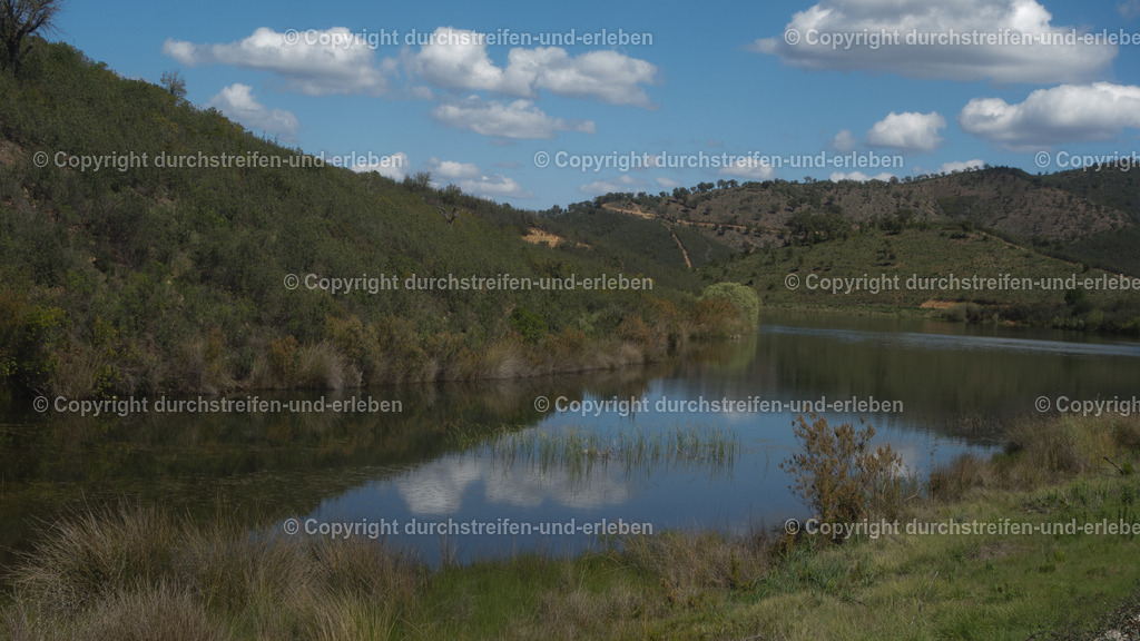 Blick auf kleines Wasserreservoir und Berge bei Sarnadinha, Serra do Caldeirão, Algarve | Blick auf kleines Wasserreservoir und Berge bei Sarnadinha, Serra do Caldeirão, Algarve - Realisiert mit Pictrs.com
