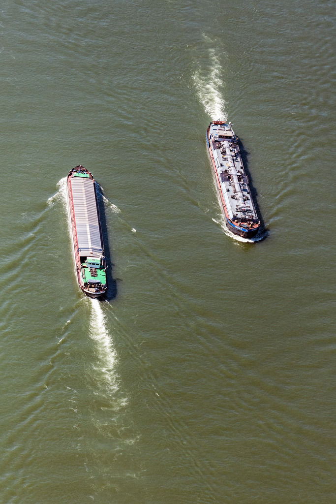 dr__dsc5070.jpg | KESTERT 27.06.2018 Schiffe und Schleppverbände der Binnenschiffahrt in Fahrt auf der Wasserstraße des Flußverlaufes des Rhein in Kestert im Bundesland Rheinland-Pfalz, Deutschland. // Ships and barge trains inland waterway transport in driving on the waterway of the river of the Rhine river in Kestert in the state Rhineland-Palatinate, Germany. Foto: Daniel Reiter